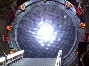 Stargate : SG-1. La porte des toiles. Il s'agit d'un trou de ver macroscopique capable de vous emmener de l'autre ct de la Galaxie en quelques secondes. Technologie Goa'uld abandonne sur Terre en Egypte au temps des pyramides. Leurs descendants sont beliqueux et extrmement puissants.