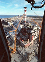La centrale nuclaire de Tchernobyl aprs l'explosion de l'un des 4 racteurs en 1986. Document Chernobyl.com.