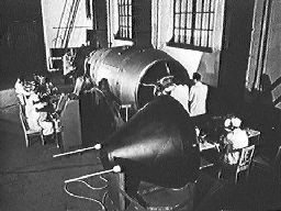 Assemblage de la bombe dans l'atelier Arzamas-16  Sarov (400 km  l'est de Moscou).